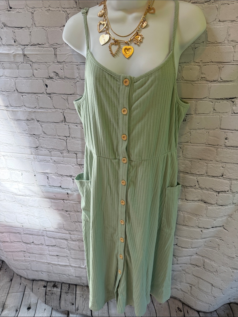 Sleeveless Light Green Button-Front Midi Dress with Pockets